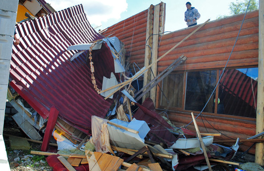 Ураган в Самборі: вирвані з корінням дерева, повалені стовпи, понівечені будинки (ФОТОРЕПОРТАЖ)