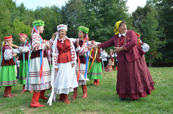 Традиції українського весілля на фестивалі «Веретено» у Львові