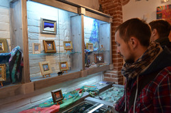 На виставці «Львівські мініатюри» презентували розписи на шовку та гарячою емаллю