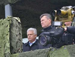 Після стрільб на полігоні Янукович затинався у словах та говорив про реформування армії