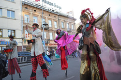 У Львові пройшов карнавал велетнів, купідонів та клоунів
