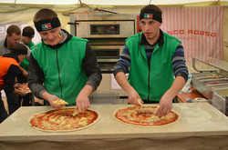 На першому в Україні фестивалі піци спекли гігантську піцу у формі італійського прапора