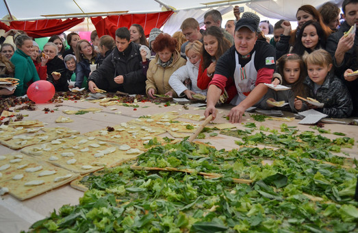 На першому в Україні фестивалі піци спекли гігантську піцу у формі італійського прапора