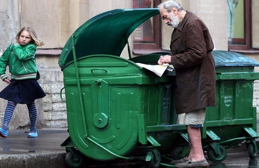 Благочинне нововведення. У Львові встановили спеціальні контейнери для допомоги бездомним