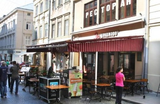 Мер Львова великодушно дозволив рестораторам кавувати на вулиці ще два тижні. Деякі кнайпи «кавують» третій рік поспіль