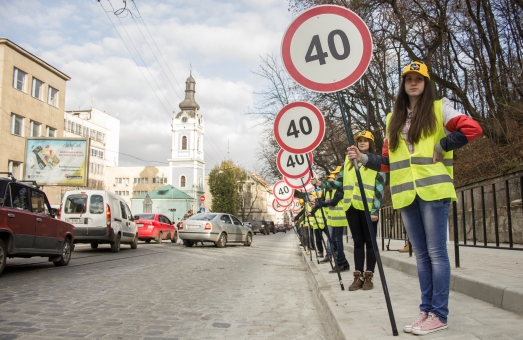 Львівські школярі нагадали водіям: дороги у Львові ремонтують для безпечного пересування, а не для перегонів