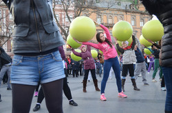 З нагоди Дня студента у Львові відбувся флеш-моб з фітболами