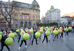 З нагоди Дня студента у Львові відбувся флеш-моб з фітболами