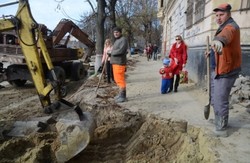 Під час ремонту львівські дорожники випадково відрізали від світла театр