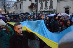 Студенти закидали сніжками Львівську ОДА з криками "Ганьба!"