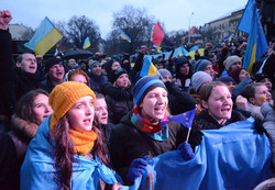 Студенти закидали сніжками Львівську ОДА з криками "Ганьба!"