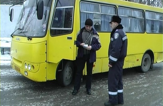 На Євромайдані закликають блокувати автомобілі ДАІ, аби не перешкоджали автобусам їхати в Київ