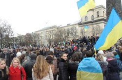 На Євромайдані у Львові зібралось більше 10 тисяч студентів. Школярі теж прийшли