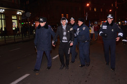 На Євромайдані у Львові затримали хлопця з пістолетом (ФОТО, ВІДЕО)