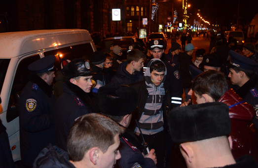 На Євромайдані у Львові затримали хлопця з пістолетом (ФОТО, ВІДЕО)