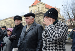 Старші люди не стримували сліз дивлячись відео із кривавого розгону Євромайдану у Києві