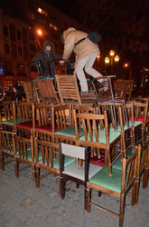 У Львові з'явилась піраміда зі стільців, яка символізує ієрархію держави