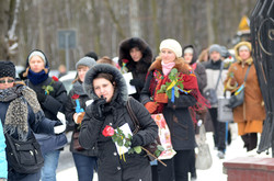 У Львові жінки привітали військових ходою миру із трояндами