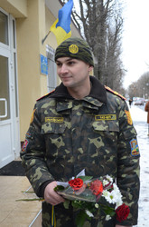 У Львові жінки привітали військових ходою миру із трояндами
