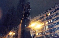 Як у Києві валили пам‘ятник Леніну (ВІДЕО)