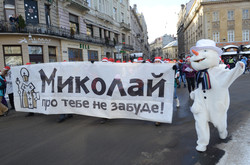 Львовом пройшов святковий пам-парад «Я помагаю Миколаю!»
