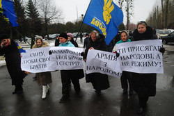 У Львові жінки молитвою просили «Беркут» не застосовувати силу проти народу (ФОТО)