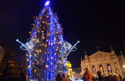 У Львові урочисто відкрили новорічну ялинку-антийолку