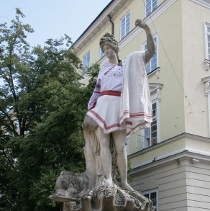 Боги у вишиванках: у Львові скульптури на площі Ринок одягнули в національні строї