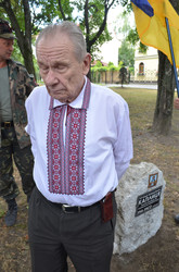 Активісти УНА-УНСО встановили пам'ятний камінь під консульством Росії у Львові