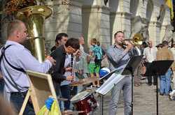 День Незалежності у Львові: глушина, профанація і кришнаїти з бубном