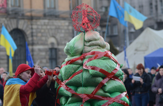 На Євромайдані у Львові встановили «йолку» з «бімбою» (ФОТО)
