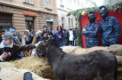 У Львові відкрили живу різдвяну шопку на барикадах і з «Беркутом»