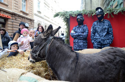 У Львові відкрили живу різдвяну шопку на барикадах і з «Беркутом»