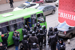 Харків, 11 січня: на  Форум Євромайданів  нападають "тітушки". Спецпідрозділ "Грифон"  зупиняє бешкетників