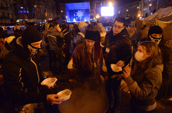 На Львівському Євромайдані зустрічали Старий Новий рік з танцями і кулішем (ВІДЕО)