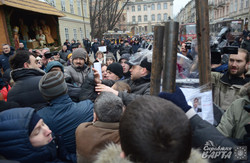 "Свобода"  та "Автономний опір"  влаштували бійку в центрі Львова (ВІДЕО)