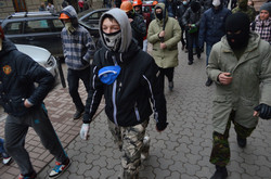 У Львові радикали жорстко покарали магазини регіоналів і ледь не підпалили прокуратуру  (ФОТО, ВІДЕО)
