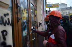 У Львові радикали жорстко покарали магазини регіоналів і ледь не підпалили прокуратуру  (ФОТО, ВІДЕО)