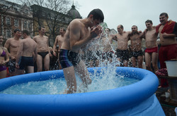 На Львівському Євромайдані в день Водохреща обливалися крижаною водою (ФОТО)