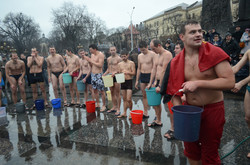 На Львівському Євромайдані в день Водохреща обливалися крижаною водою (ФОТО)