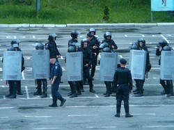 У Львові люди заблокували виїзд частини внутрішніх військ на Київ  (ПРЯМА ТРАНСЛЯЦІЯ)