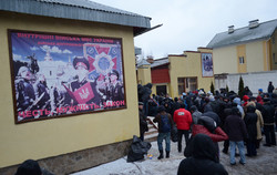 Львів’яни продовжують блокувати «Беркут» і внутрішні війська (ФОТО, ВІДЕО)