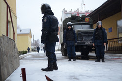 Львів’яни продовжують блокувати «Беркут» і внутрішні війська (ФОТО, ВІДЕО)