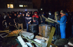 Перед заблокованою частиною внутрішніх військ у Львові звели барикади (ФОТО)