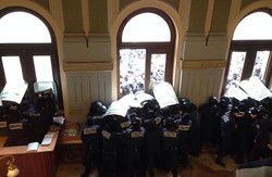 Чернівці: вимагають відставки Папієва, створена Народна рада, міліція ледве стримує людей  (ОНОВЛЕНО)
