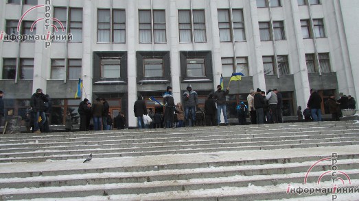 Тернопіль: в обласній адміністрації сьогодні і демонстранти, і чиновники. Губернатор був готовий повіситись,  але наразі переховується   у лікарні