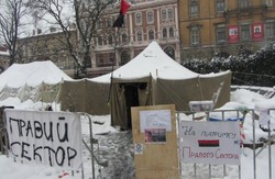 Радикали відкрито збирають гроші та амуніцію в центрі Львова