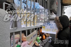 «Міліція, не стріляй в тата і маму»: львівські діти пікетували  управління  МВС