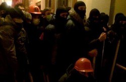 Львівські протестувальники пересварились зі «свободівцями» за те, хто блокуватиме приміщення облдержадміністрації