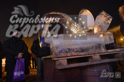 На львівському Євромайдані встановили льодову скульптуру "Я - крапля в океані" (ФОТО)